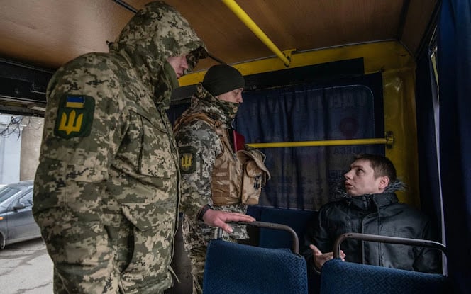 DW: Kijev sürgeti Brüsszelt, hogy vonja meg a hadköteles ukr